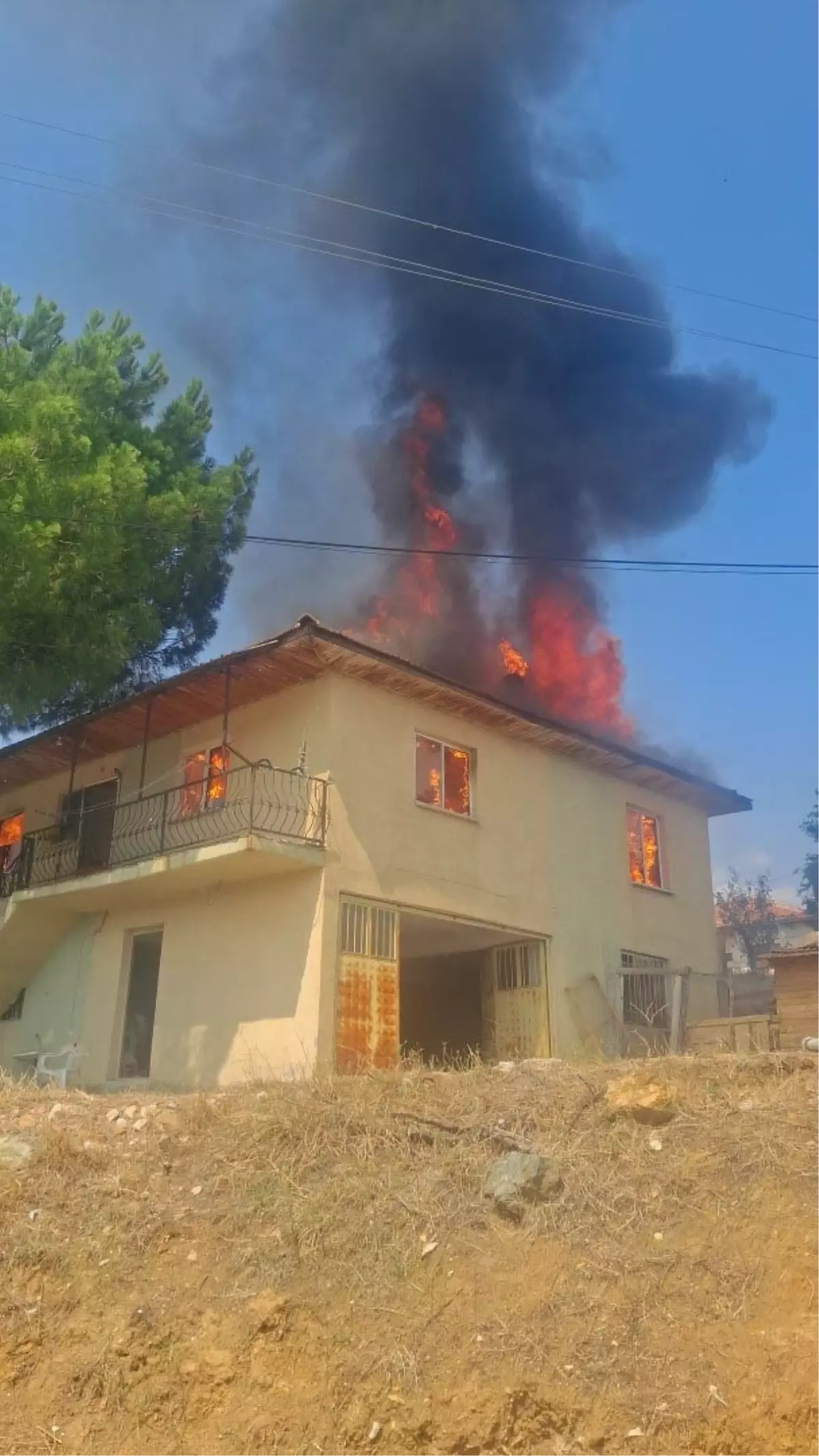 Manisa Selendi'de Cami Lojmanında Yangın Çıktı