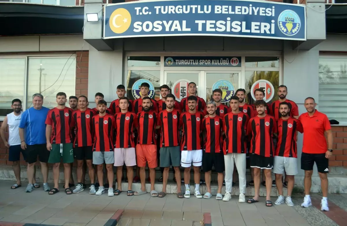 Turgutluspor'da 19 oyuncu için imza töreni düzenlendi